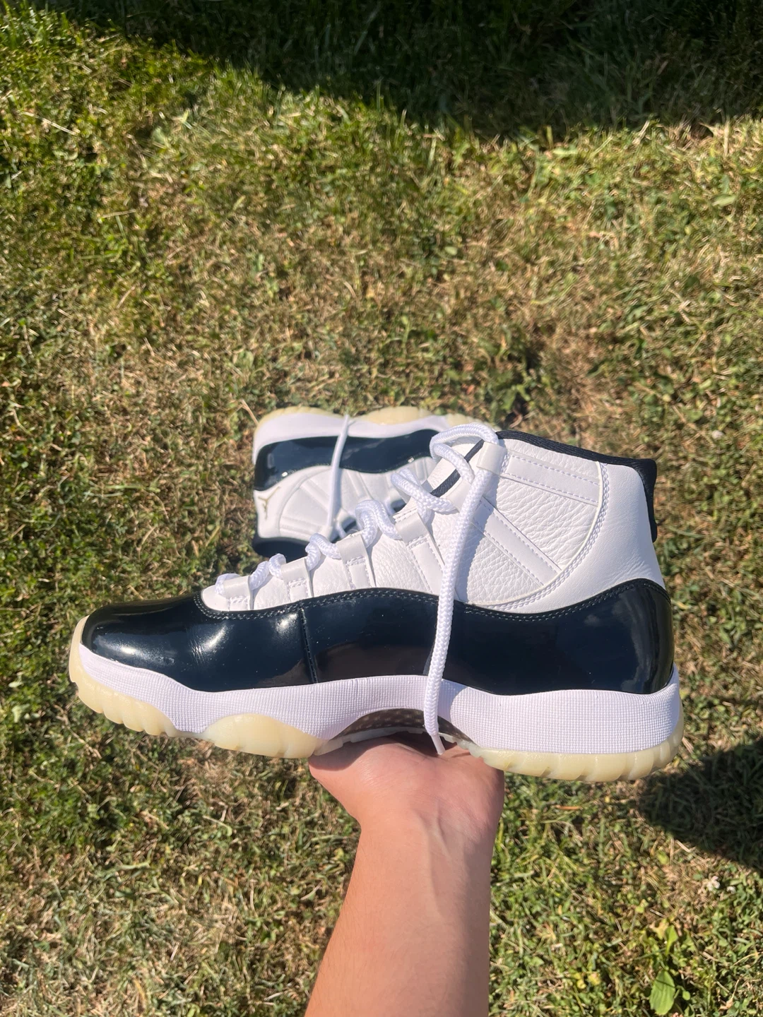 Jordan 11 gratitude (SIZE 9.5M)