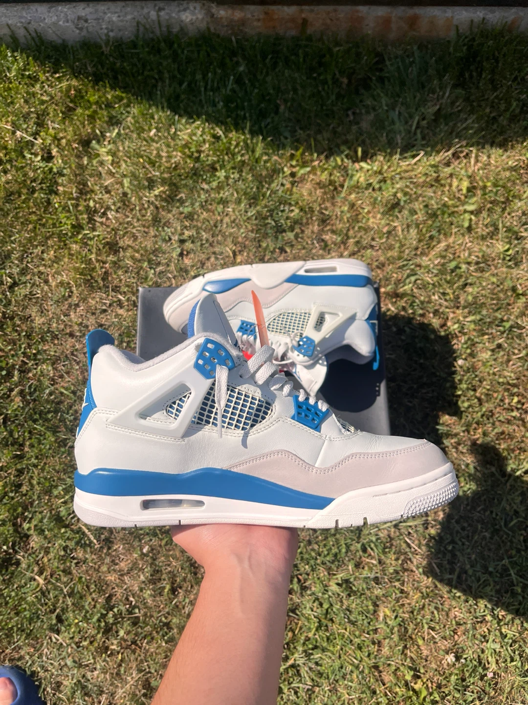 Jordan 4 military blue (SIZE 9.5M)