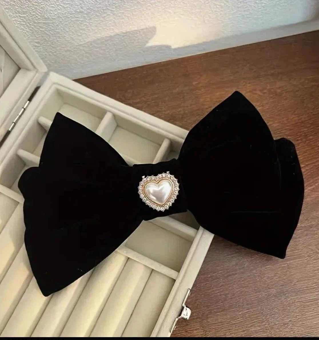 Black velvet bow with a pearl heart - photo 2