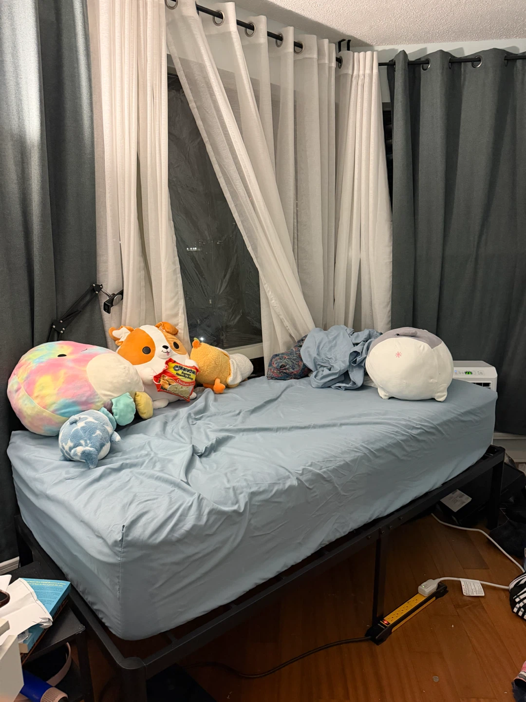 twin bed (incl. bed frame and sheets)