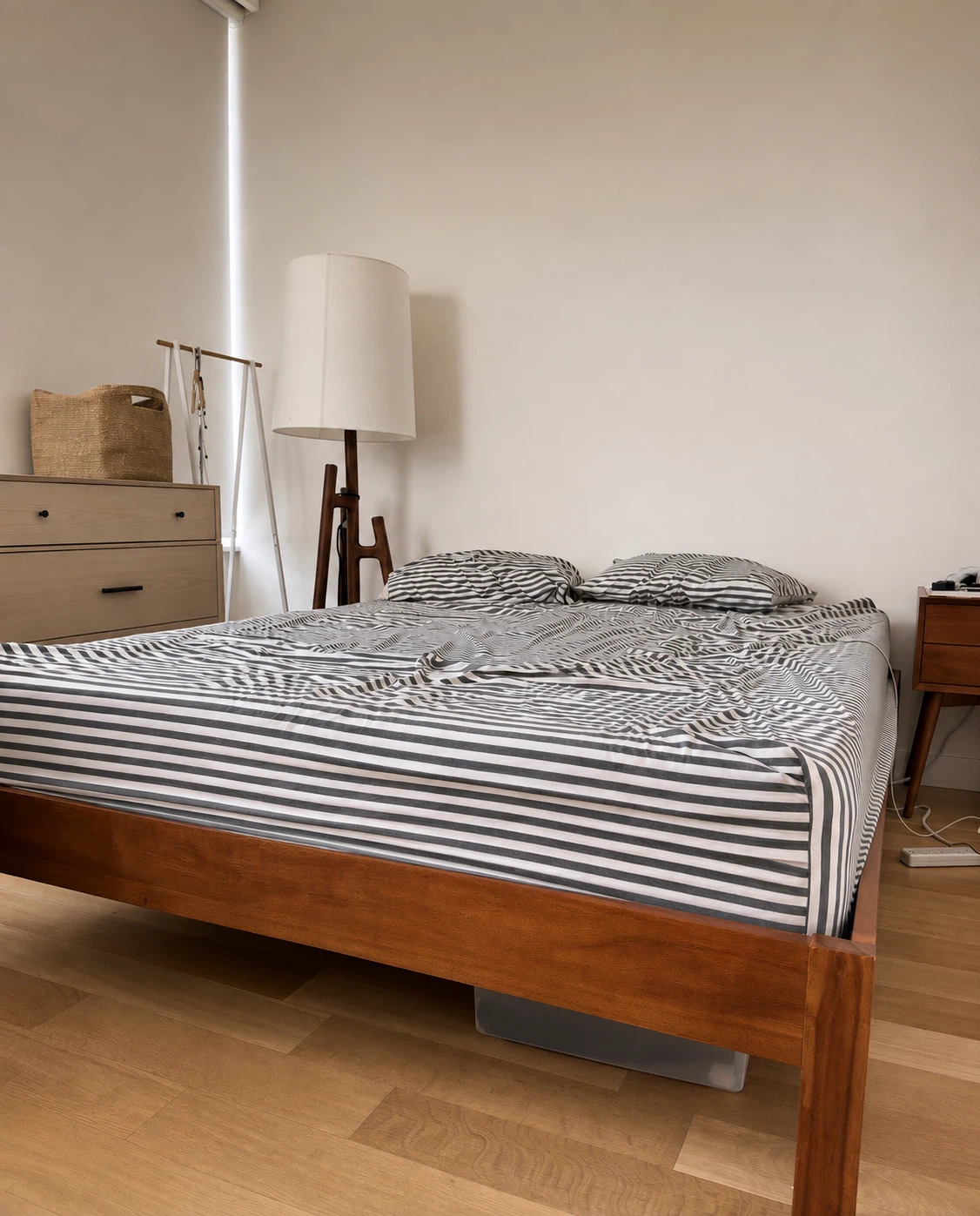 Queen size Wooden Platform Bed Frame+mattress