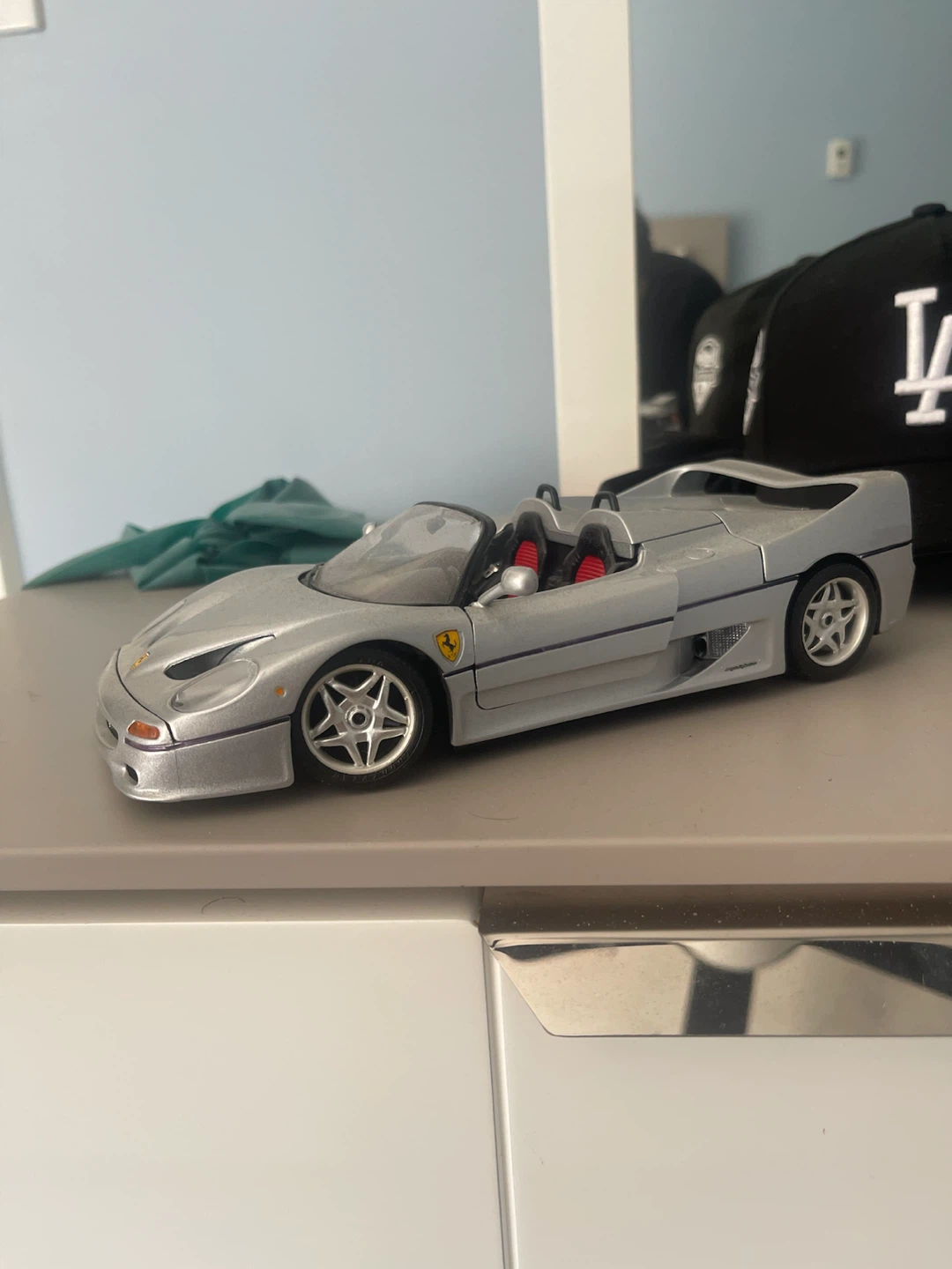 1/18 Scale 1995 Ferrari F50 Cabriolet Diecast Model - photo 3
