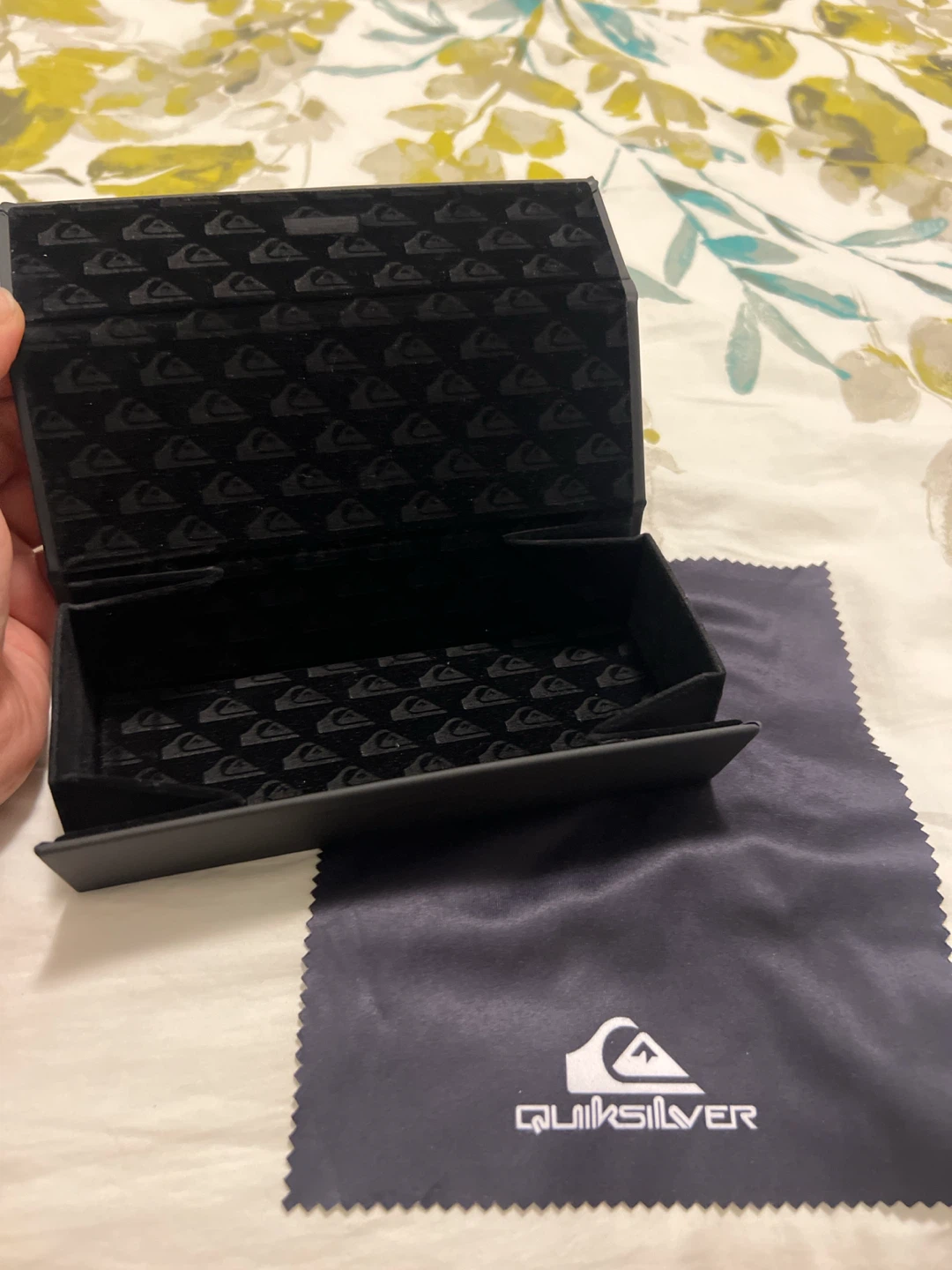 Quiksilver Sunglasses Case with Cleaning Cloth - photo 3