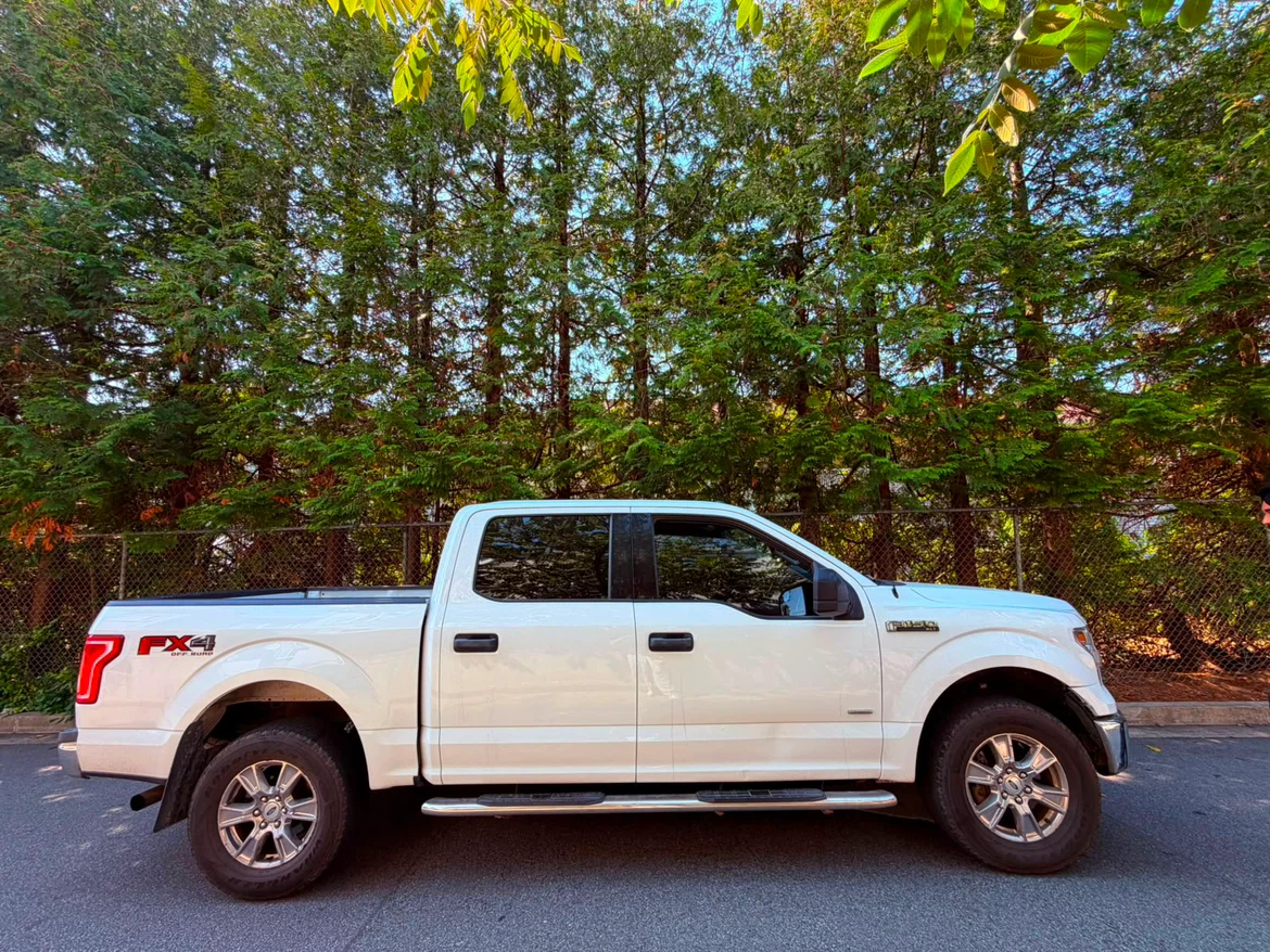 White Ford F-150 SuperCrew