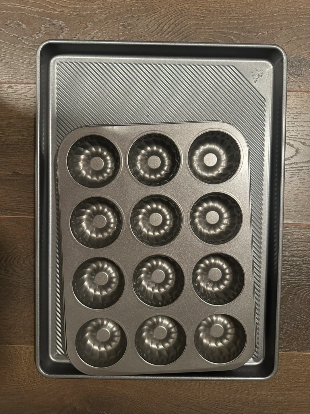 Non-stick baking sheet and 12-cup mini fluted cake pan set