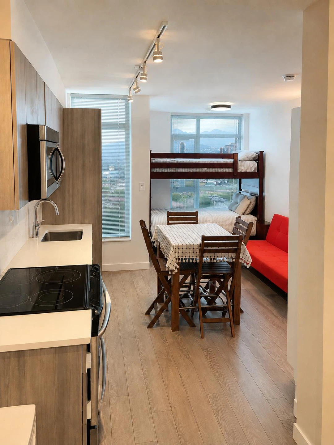 Fully Furnished Private Bedroom in Luxury Apartment lady