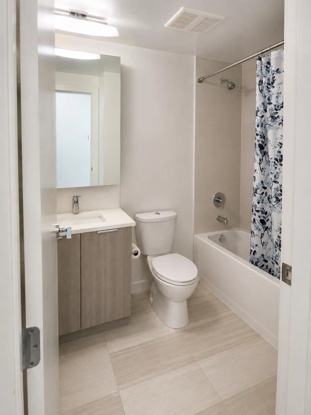Fully Furnished Private Bedroom in Luxury Apartment lady - photo 2
