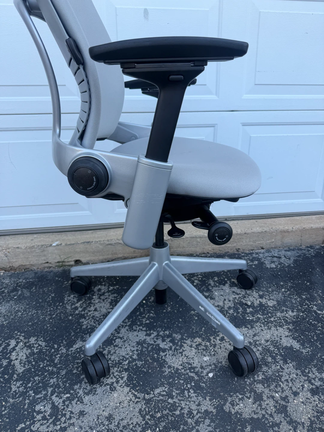 Steelcase V2 Leap Ergonomic Office Chair - photo 3