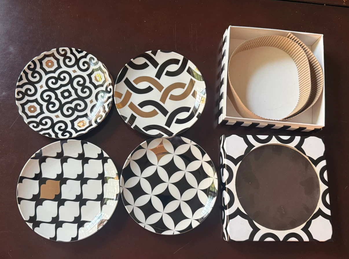 Set of 4 Designer Dessert Plates with 14K Gold Embellishments - photo 2