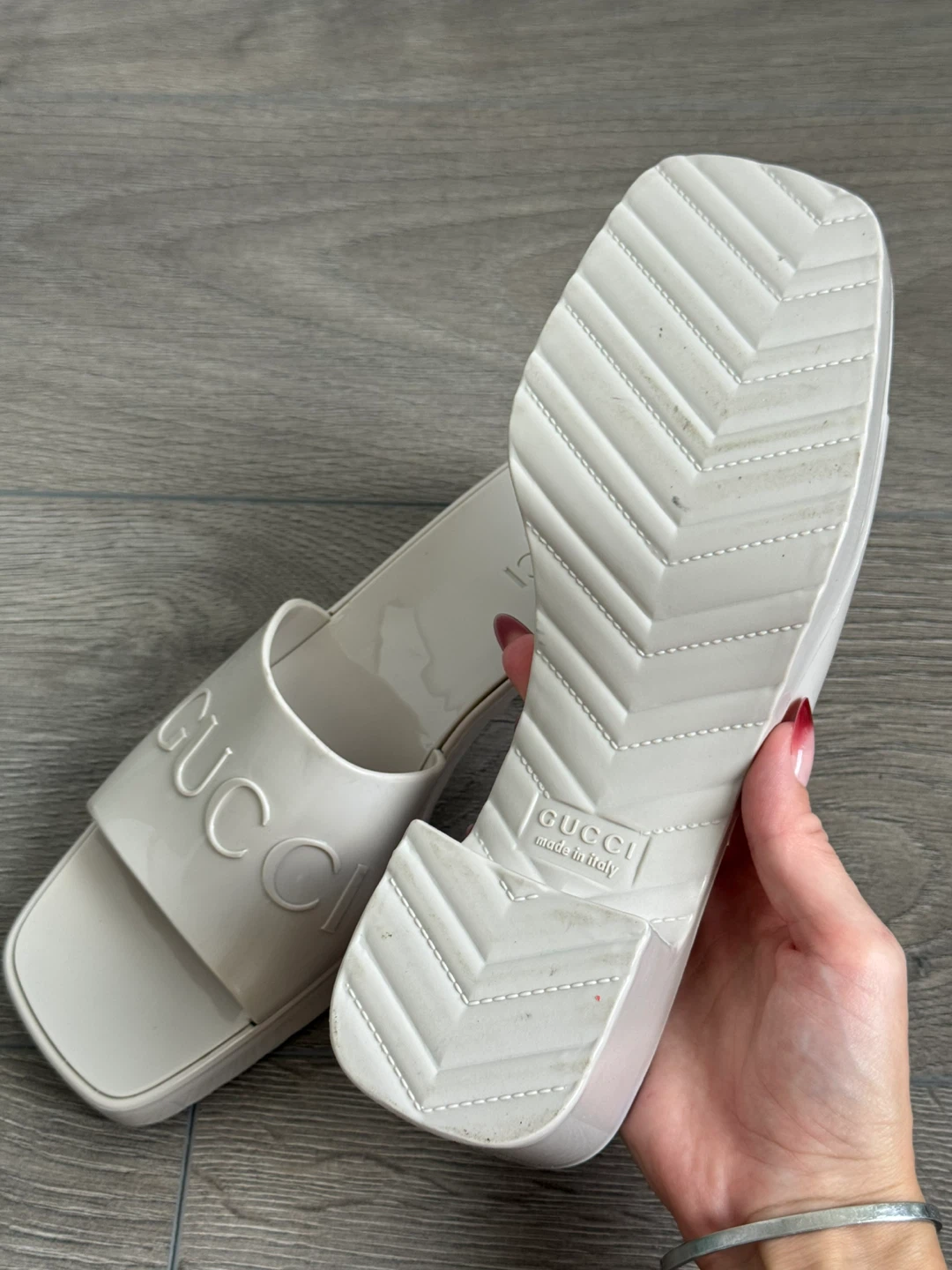 Gucci Rubber Slide Block Heel Sandals Size 38 - photo 5