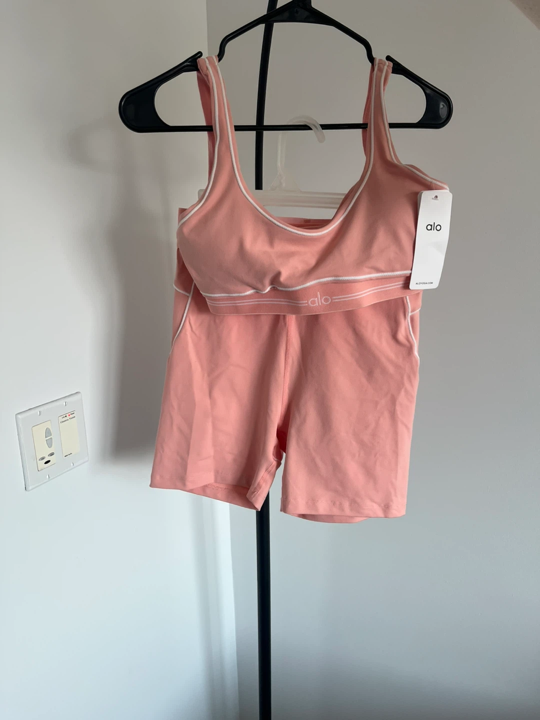 Alo Yoga Bra and Biker Shorts Set - photo 2