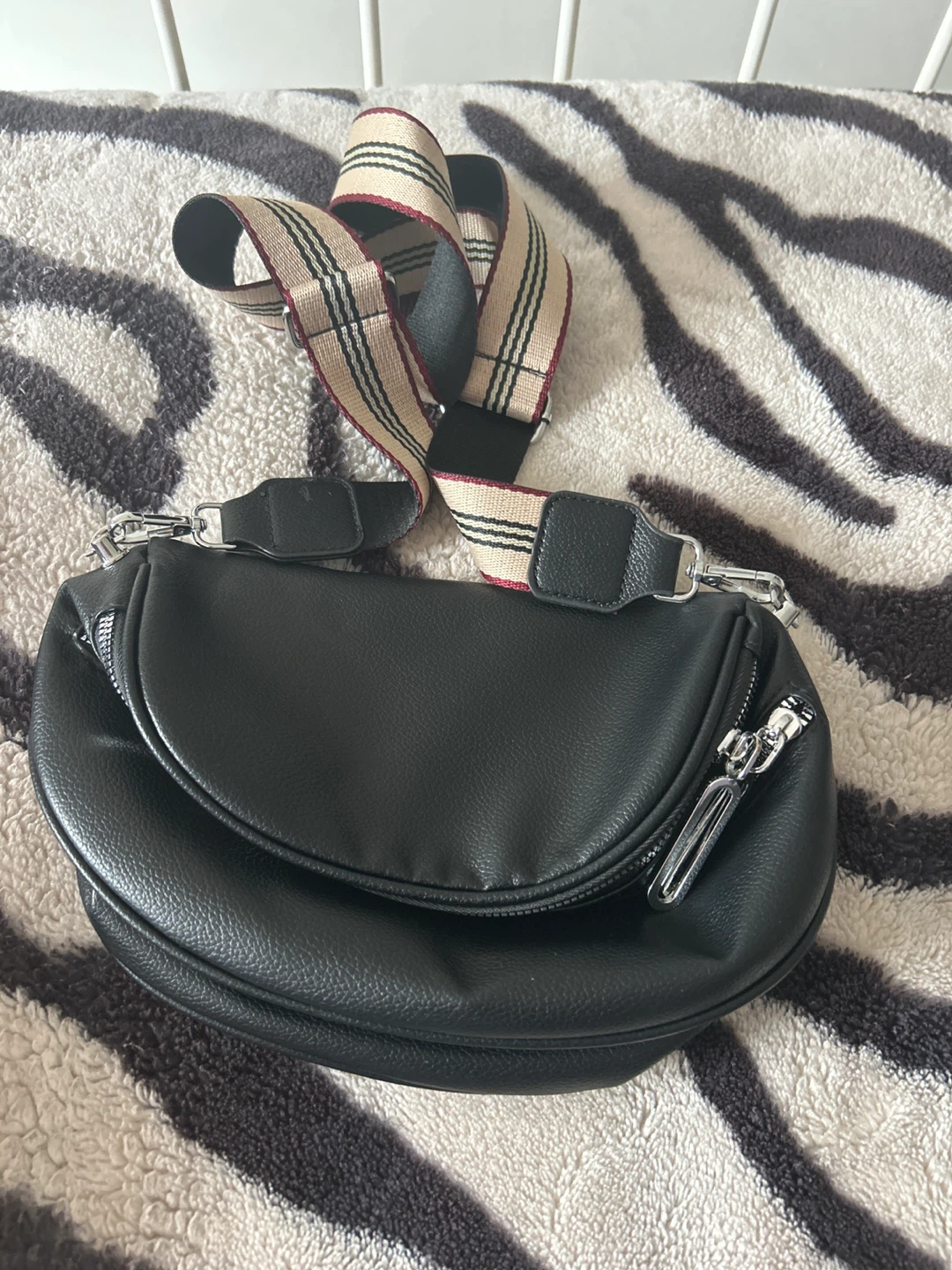 Black crescent crossbody bag with striped strap - photo 2