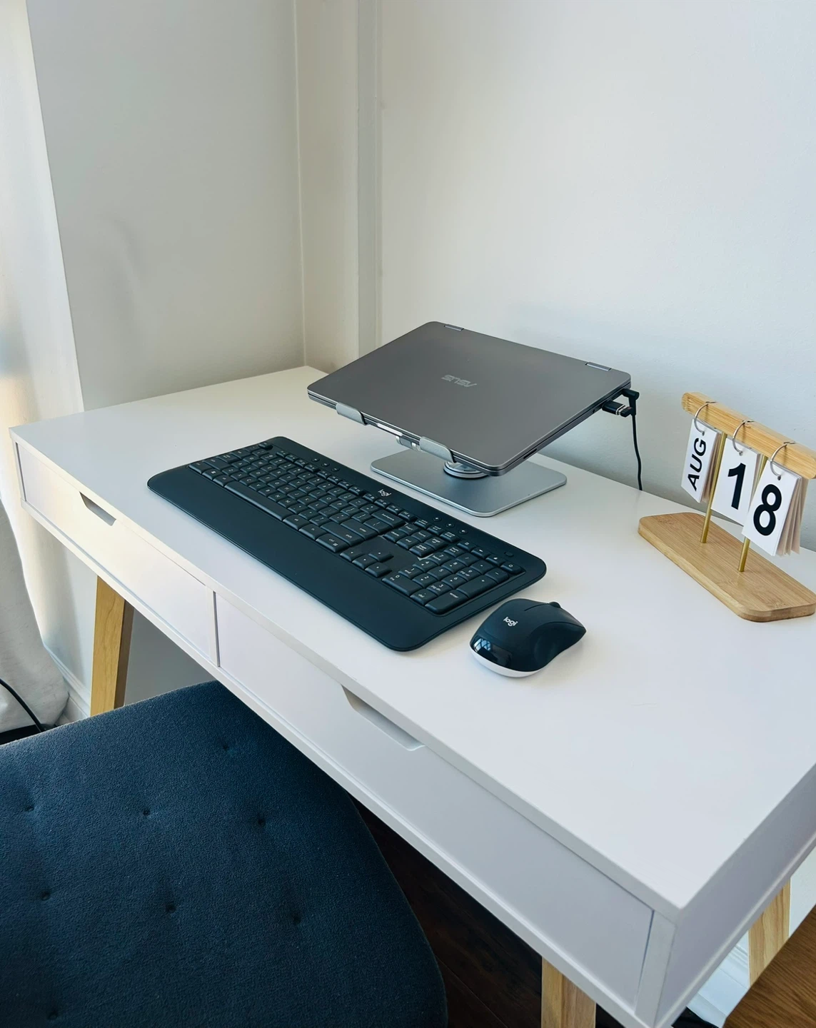 Desk - photo 4