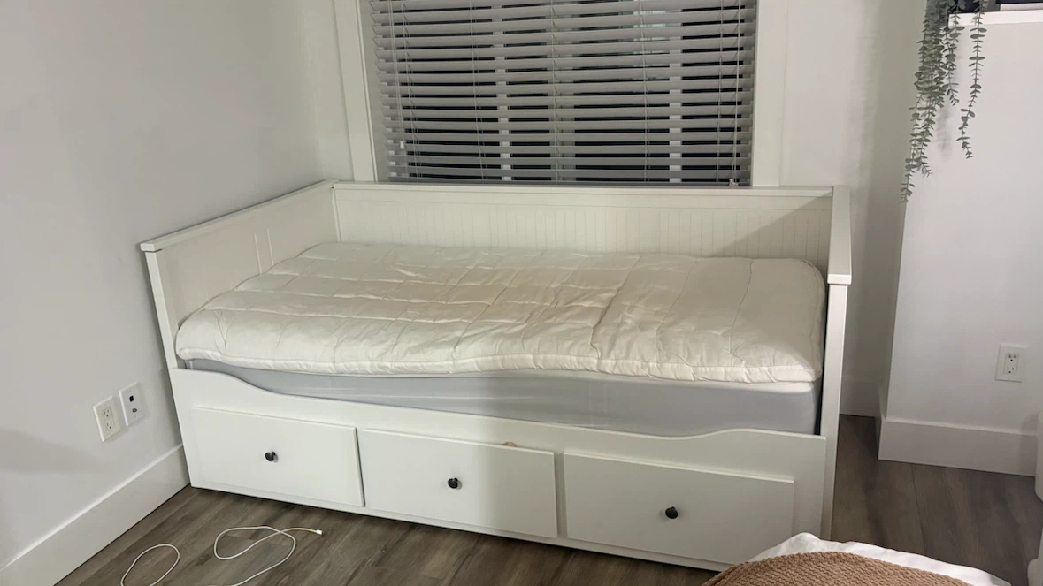 White daybed with 3 Drawers