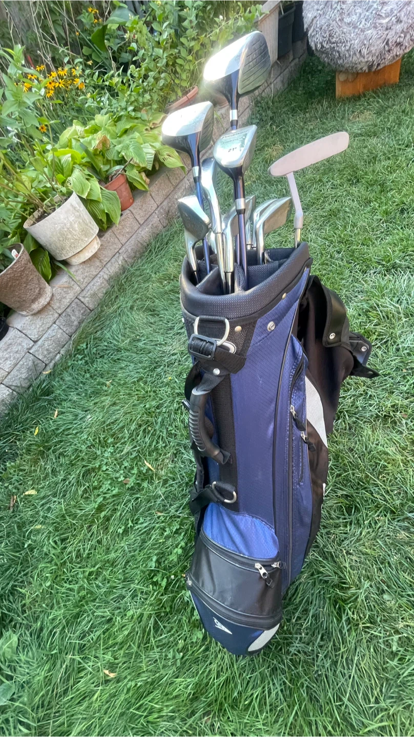Dunlop golf club set with blue and black stand bag