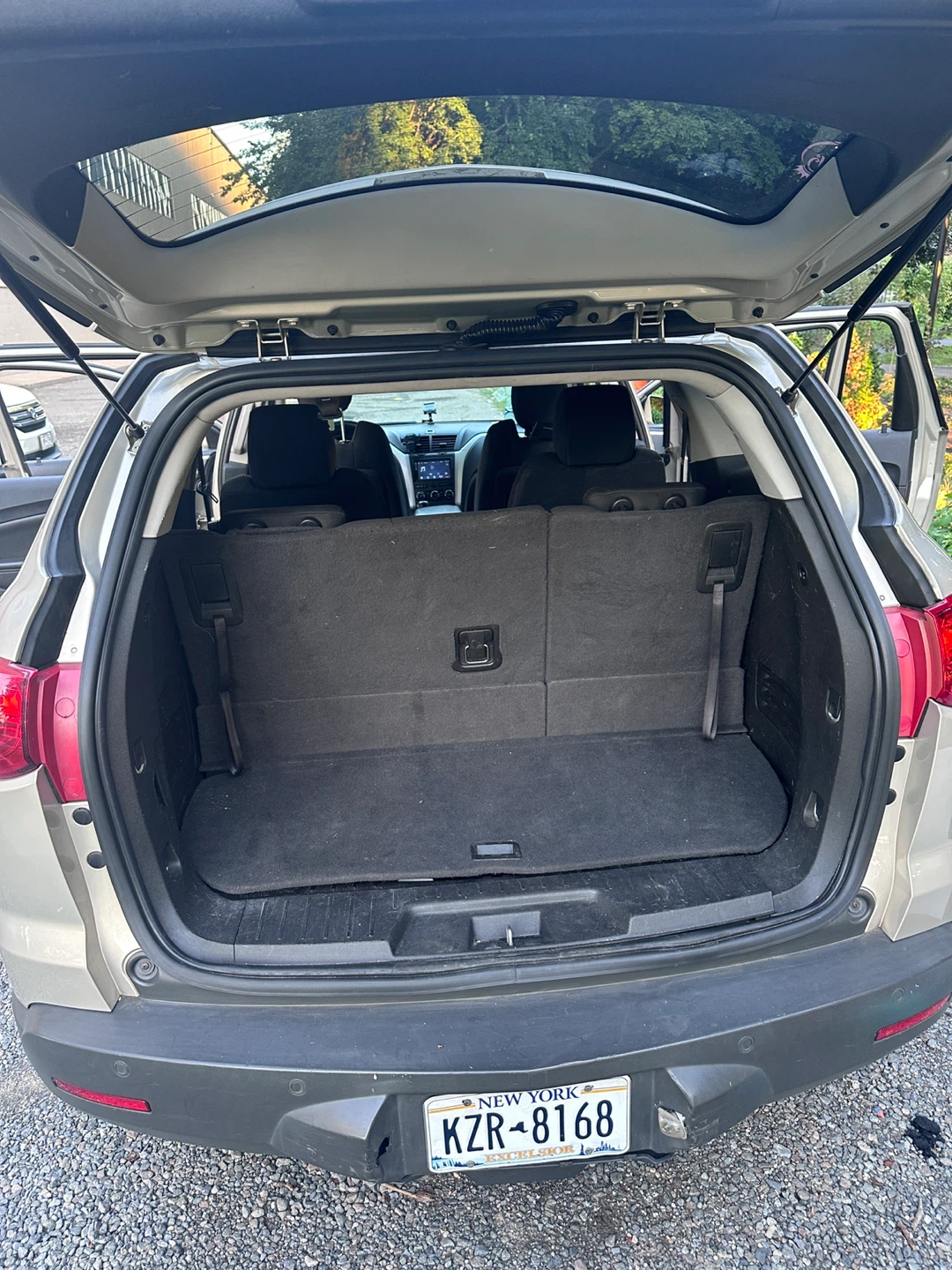 2011 Chevrolet Traverse LT Sport Utility 4D - photo 4