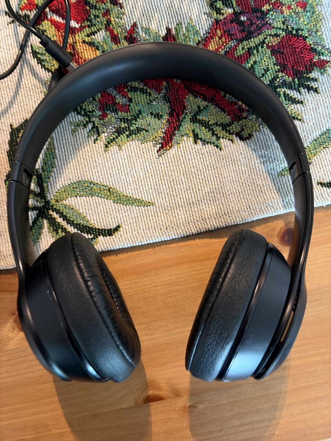 Beats Solo 3 Wireless On-Ear Headphones - Matte Black - photo 3