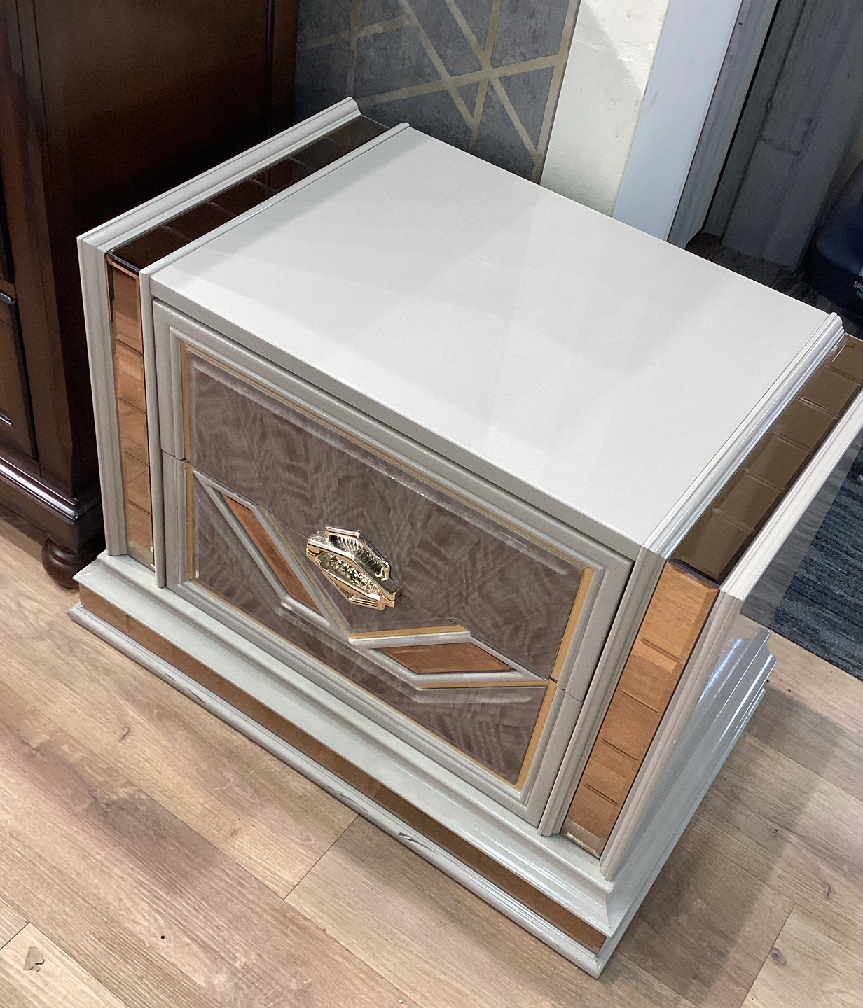Nightstand with 2 drawers