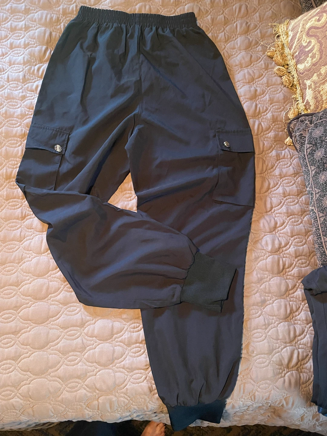 Sommer Ray Black V-Waist Leggings & SHEIN Cargo Joggers - photo 3