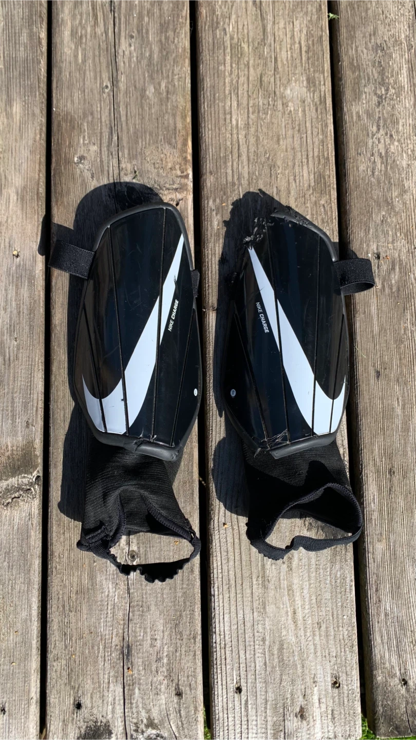Nike Youth Size Large Shin Guards - READ DESCRIPTION