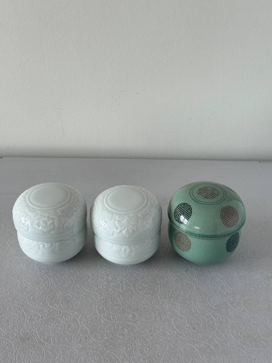 Ceramic tea cup with infuser and lid