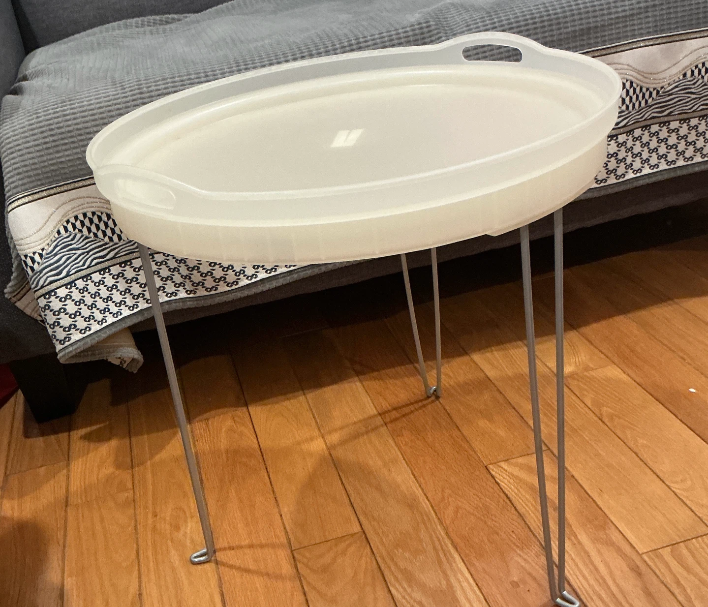Indoor/outdoor plastic tray table