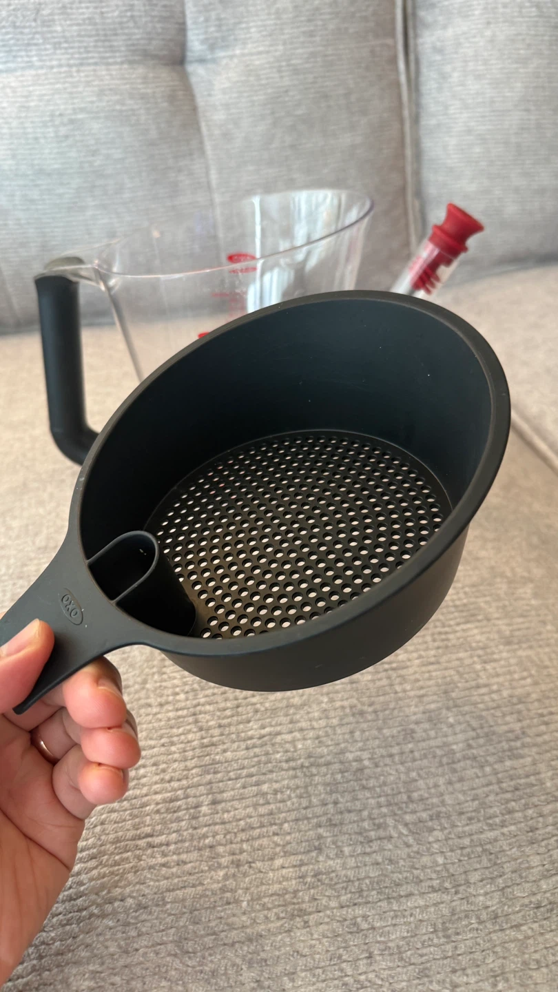 OXO Good Grips 1000ml Measuring Cup with Strainer Lid - photo 2
