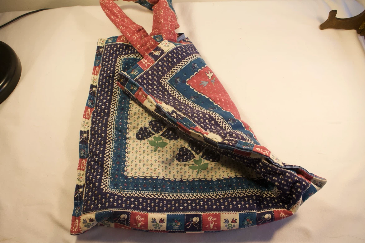 Adorable Patchwork Tote Bag with Vintage Decals - photo 4