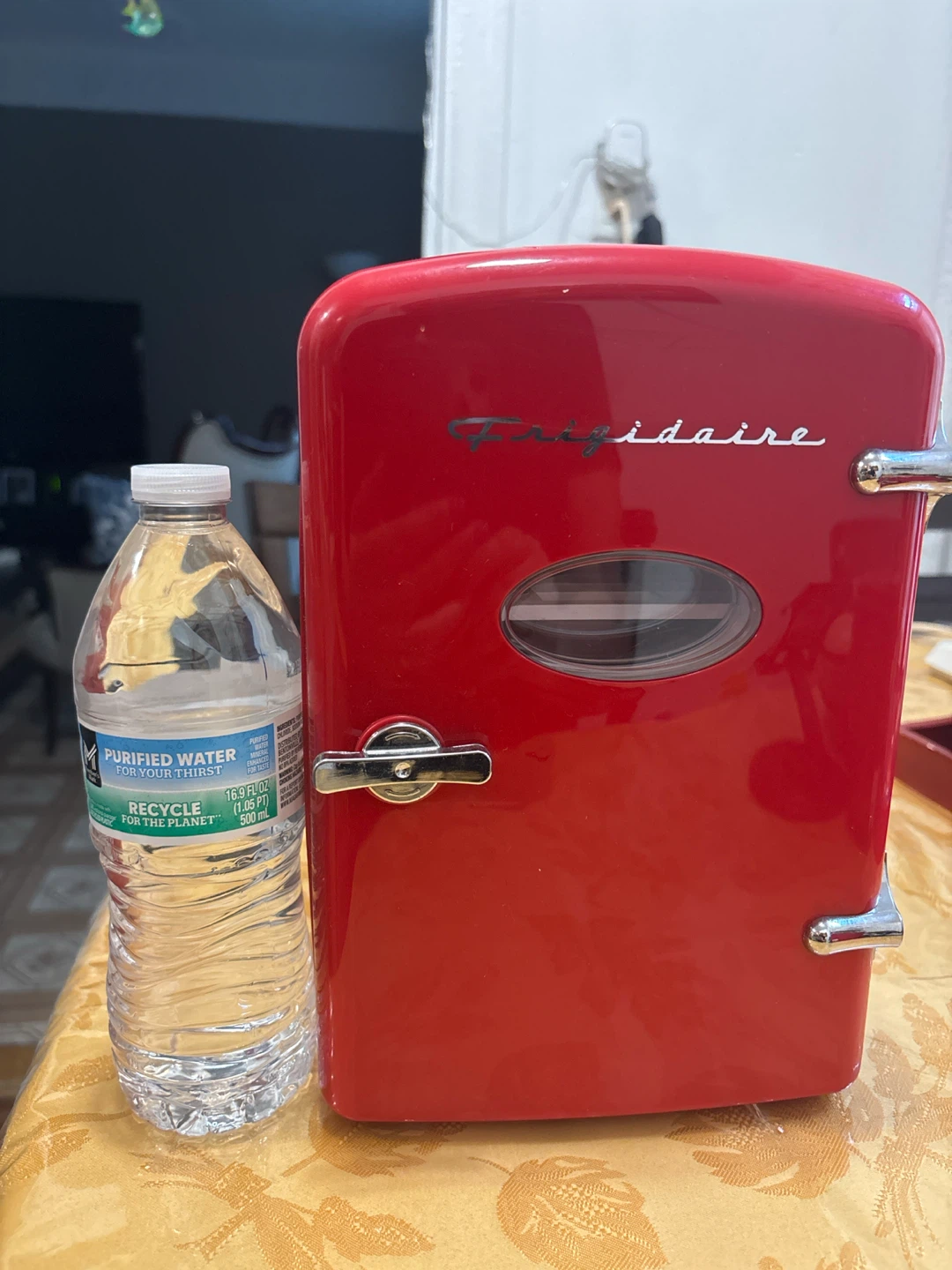 Frigidaire EFMI512-B Mini fridge- Red