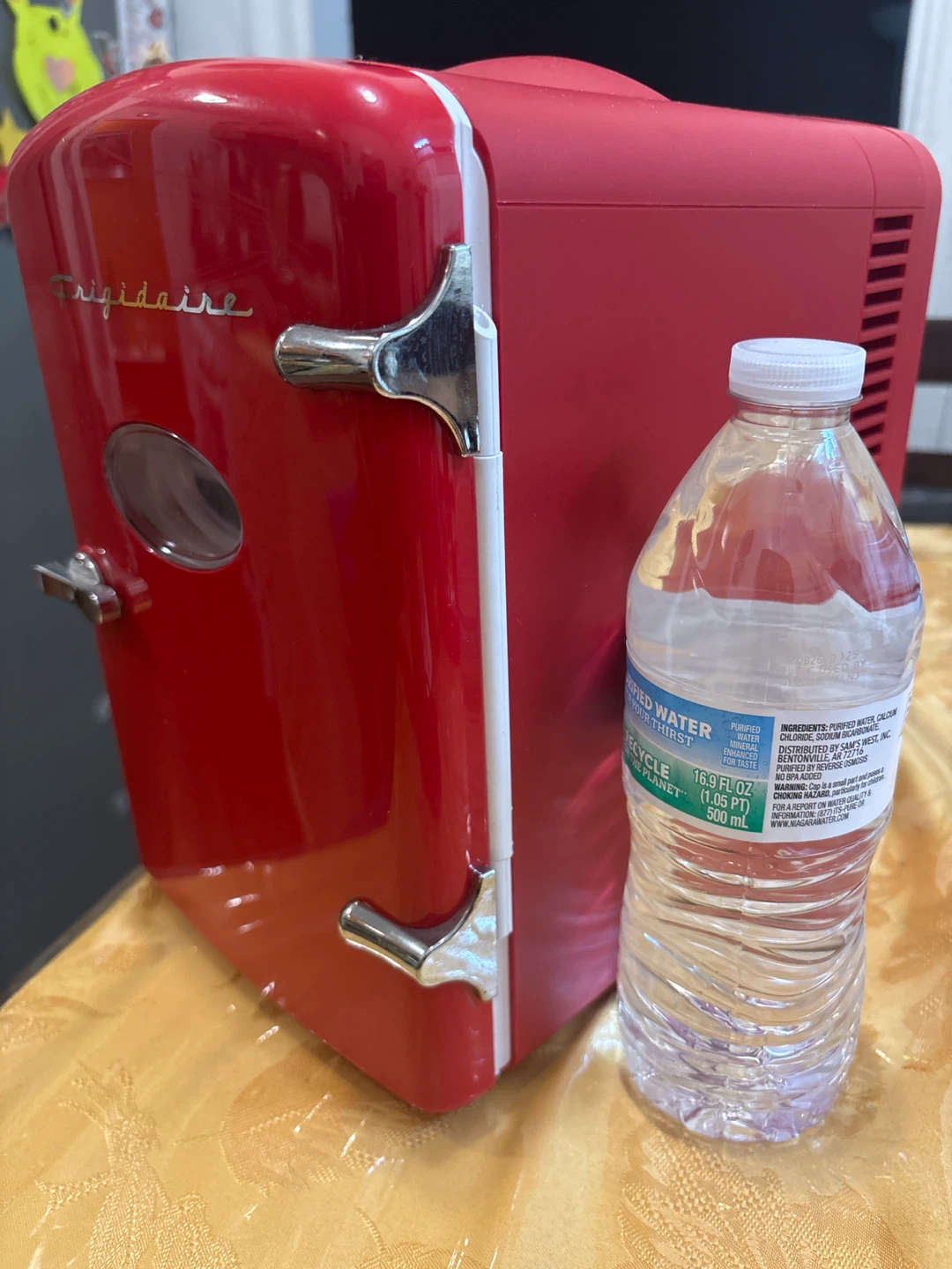 Frigidaire EFMI512-B Mini fridge- Red - photo 5