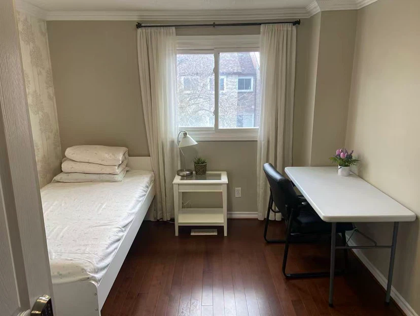 A room to rent $800/month @Yonge-16th Ave