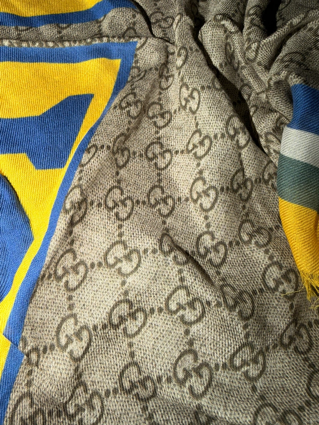 Gucci Scarf Head/Neck Shark Style in Like New Condition - photo 2
