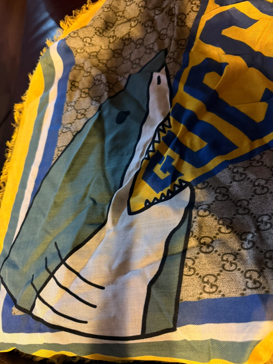 Gucci Scarf Head/Neck Shark Style in Like New Condition - photo 5
