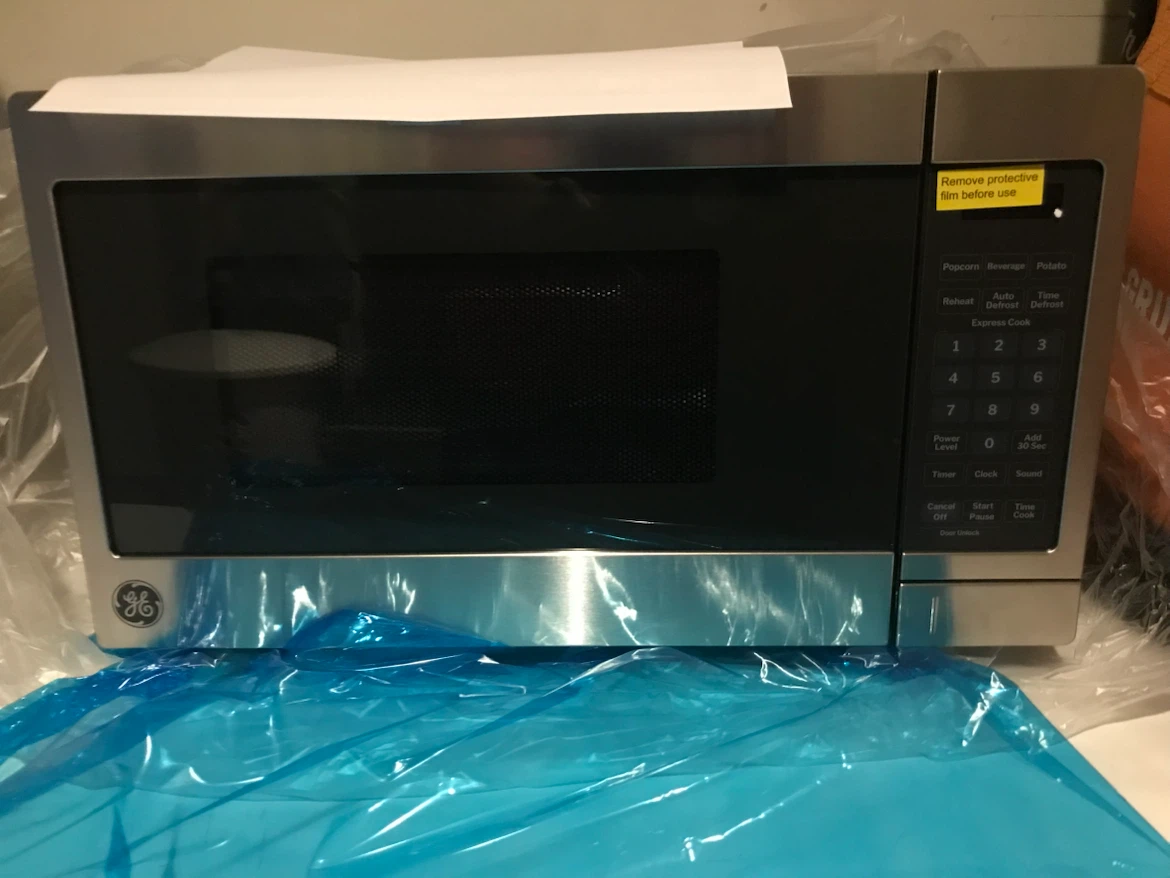 GE 0.7 Cu. Ft. Capacity Countertop Microwave Oven - photo 2