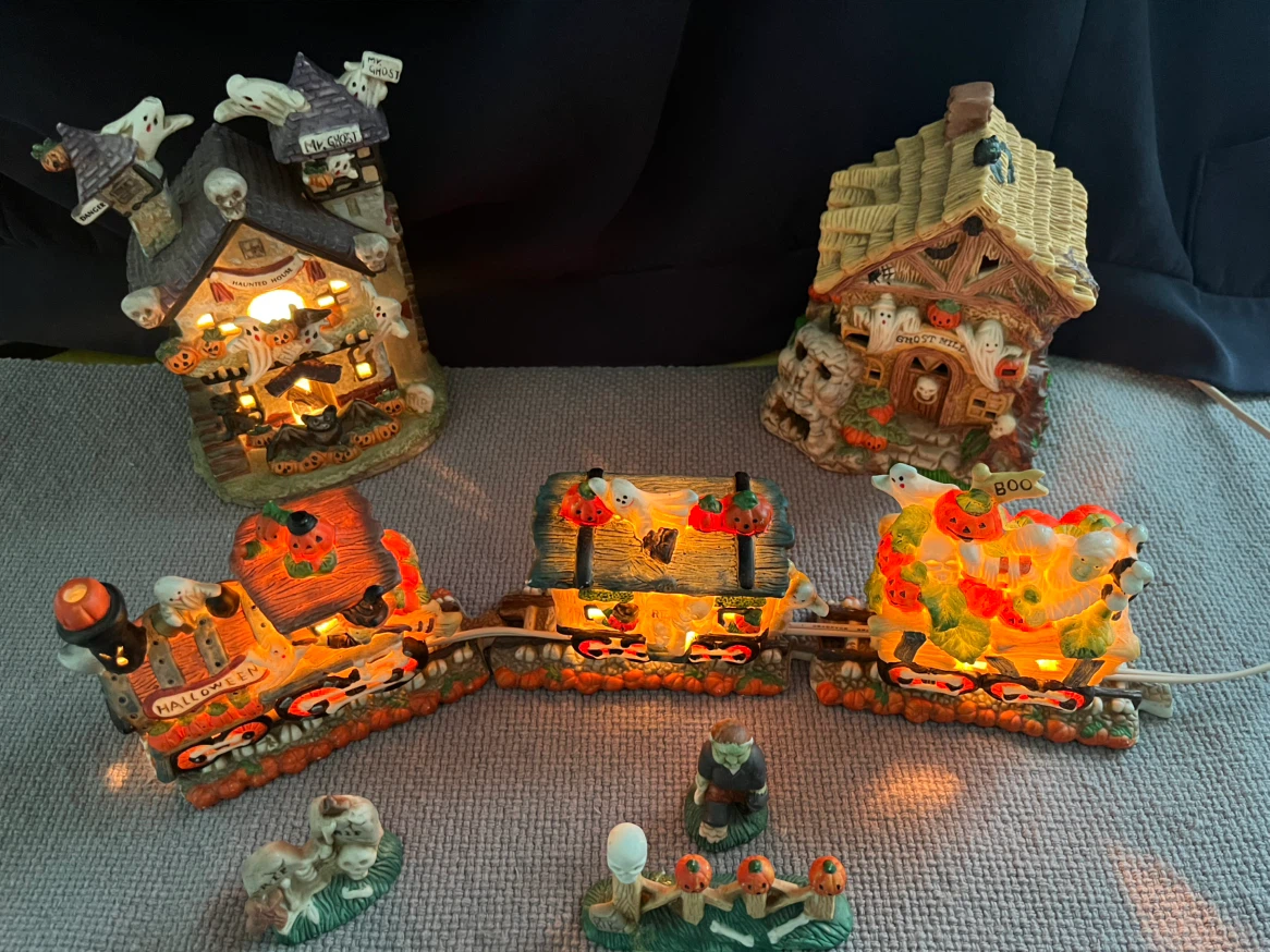 Halloween lighted Spooky Train Station - photo 2