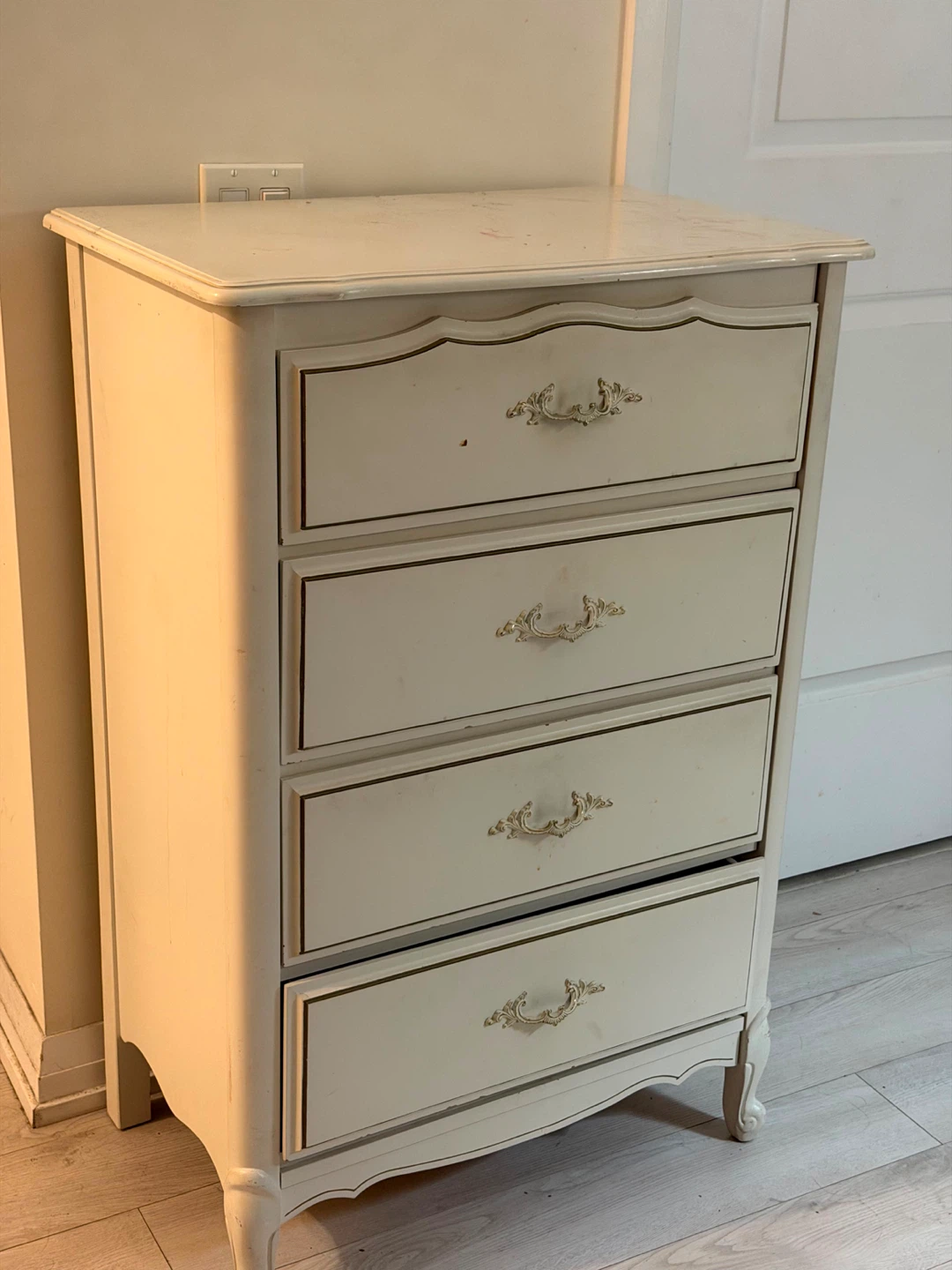 Cream dresser with ornate drawer pulls - photo 3