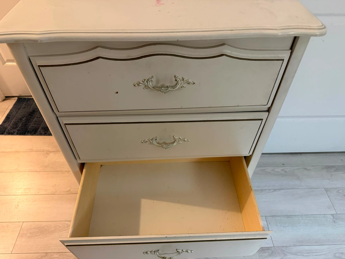 Cream dresser with ornate drawer pulls - photo 4