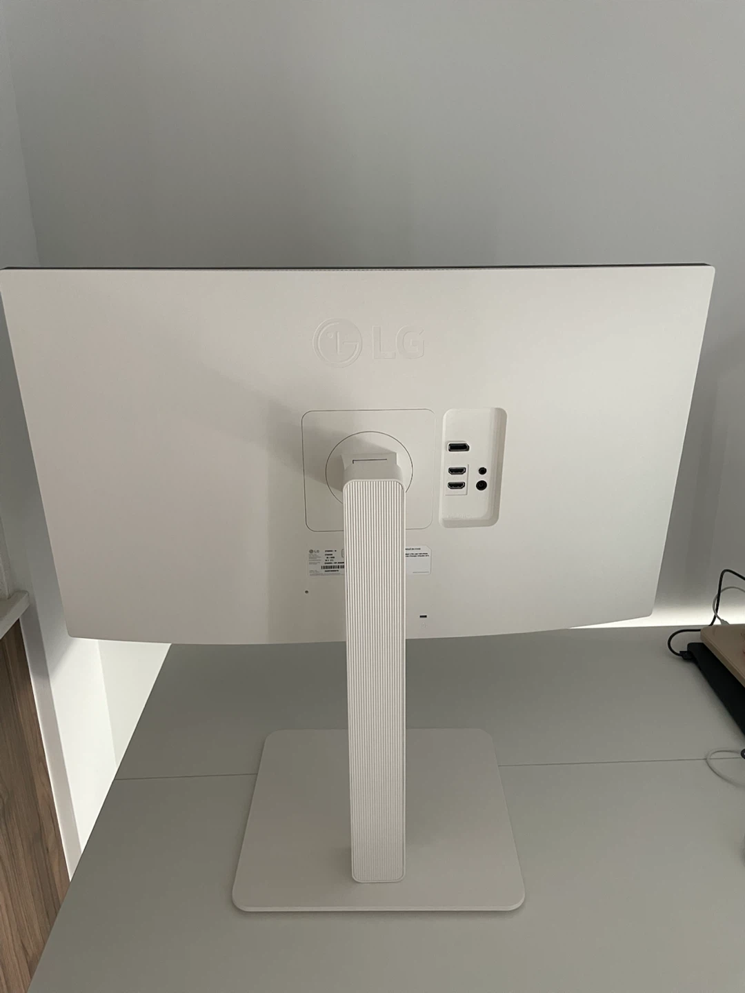 LG UltraFine 27US550 Monitor - photo 3