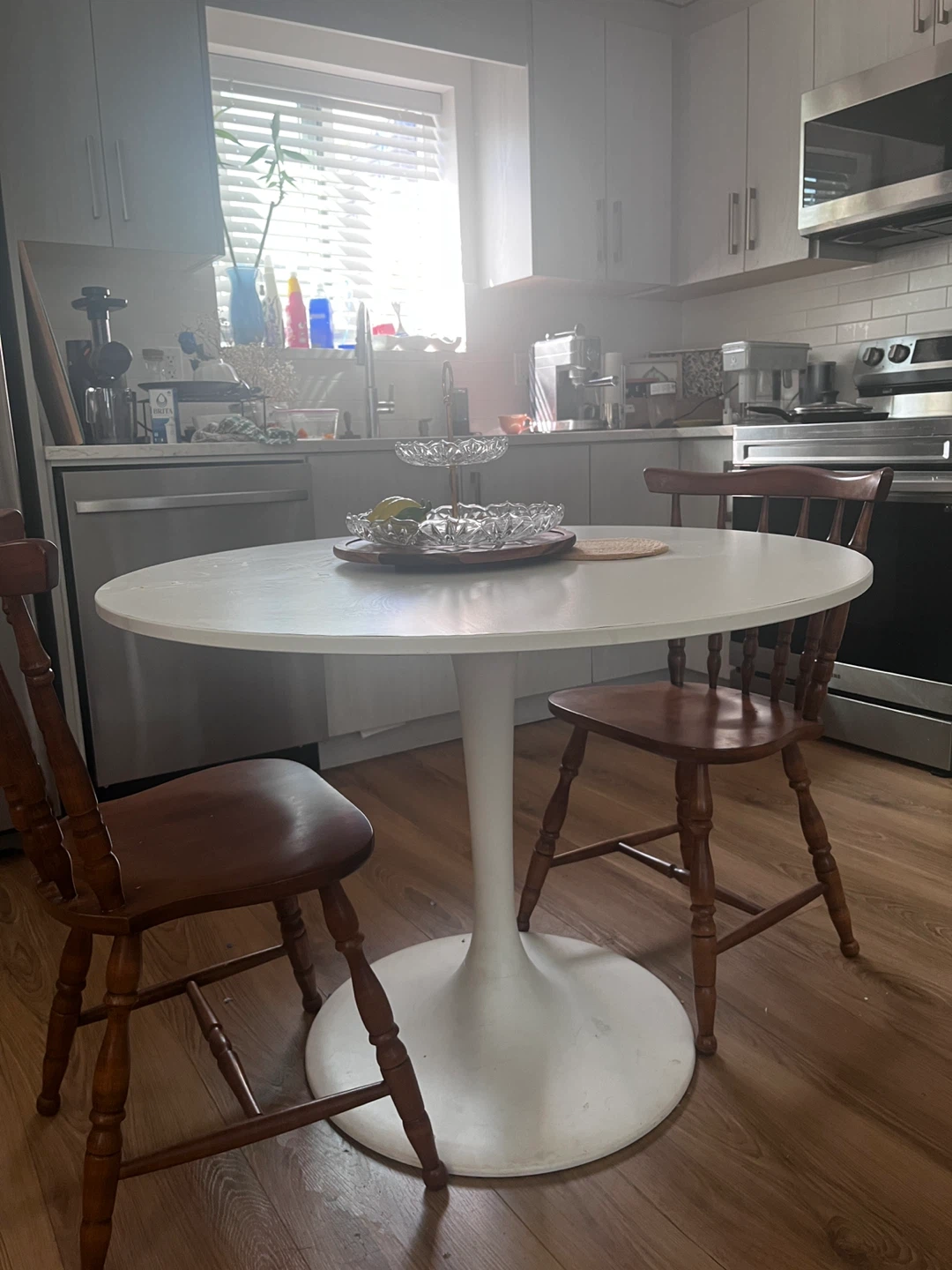 White Round Table - photo 3