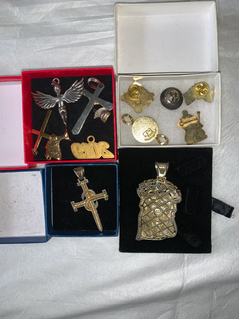 Mixed Lot of Pendants and Pins - photo 3