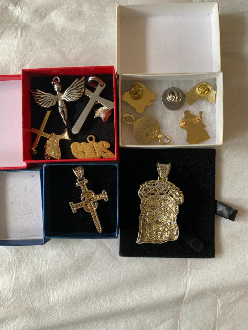 Mixed Lot of Pendants and Pins - photo 4