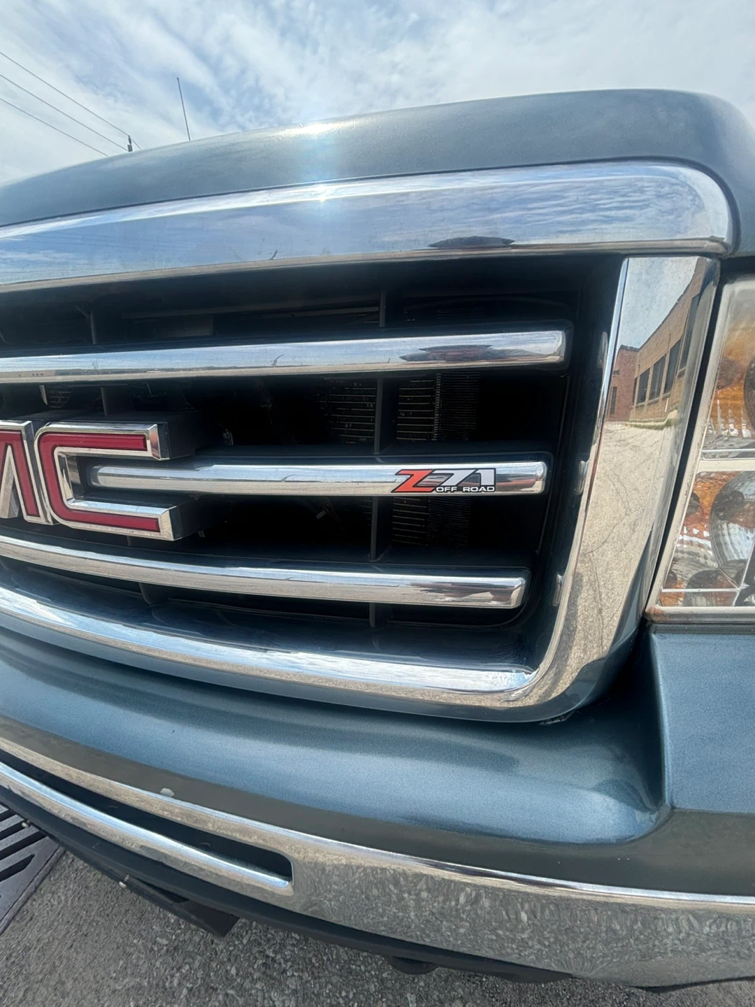 GMC Sierra SLE Z71 Off-Road Truck - photo 2