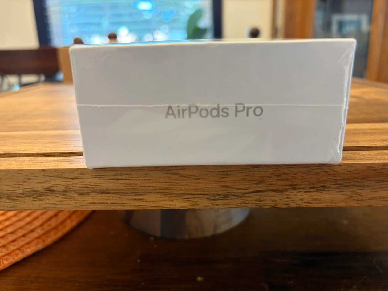 Apple AirPods Pro (2nd Generation) with MagSafe Charging Case - photo 4