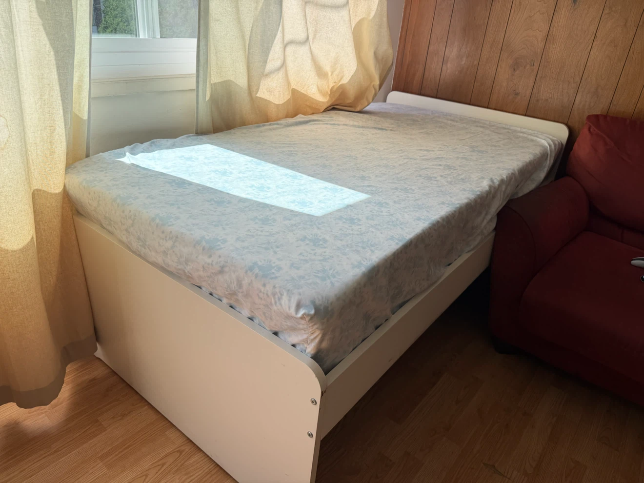 White twin bed frame