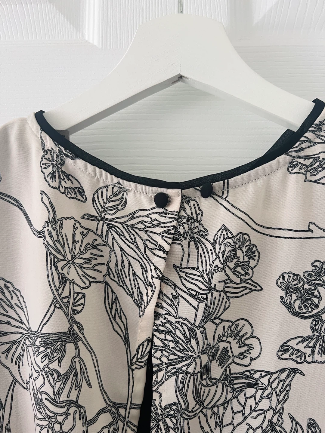 Sleeveless Cream and Black Floral Print Blouse - photo 4
