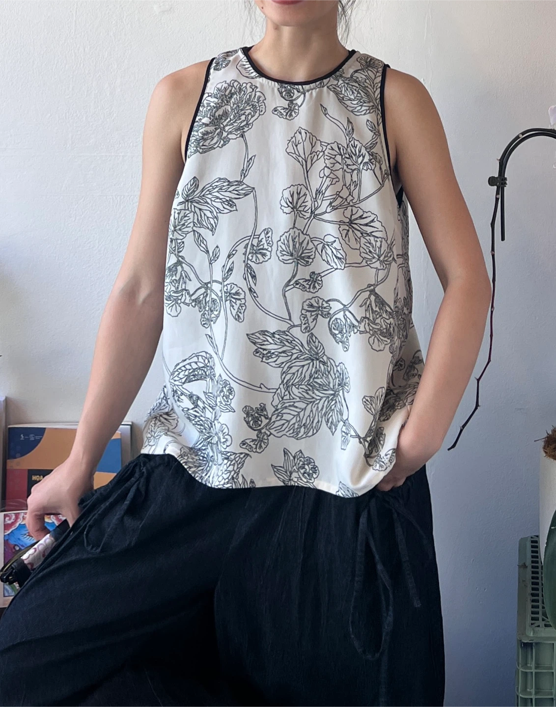 Sleeveless Cream and Black Floral Print Blouse - photo 5