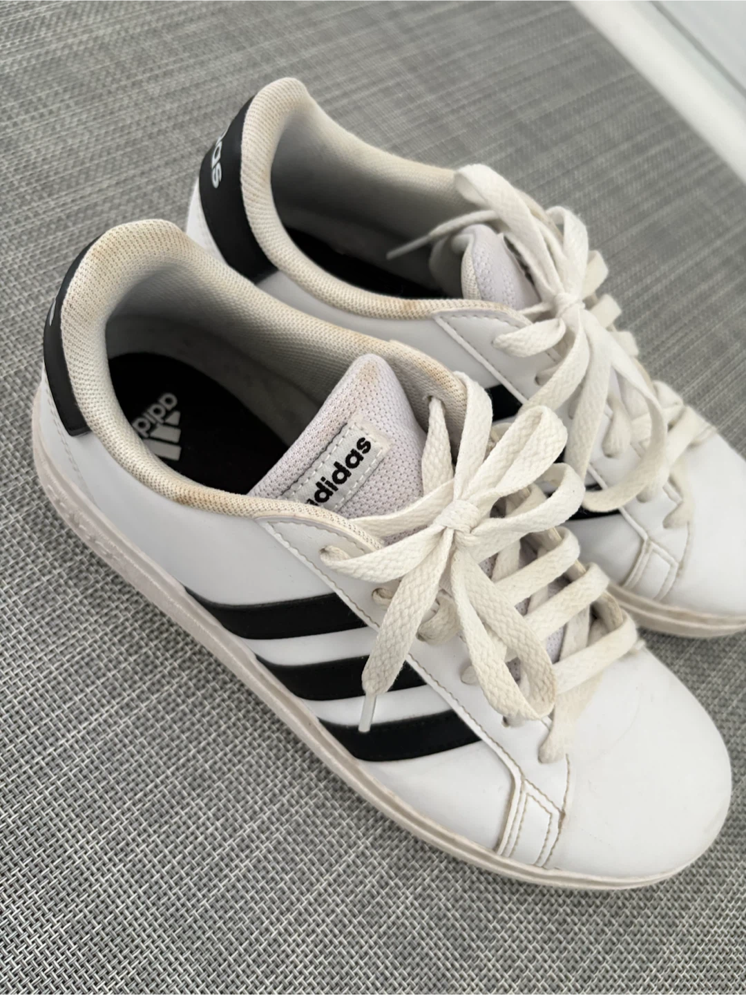 Adidas White & Black Sneakers - Size 5.5 Y/ Size 7 Women - photo 3