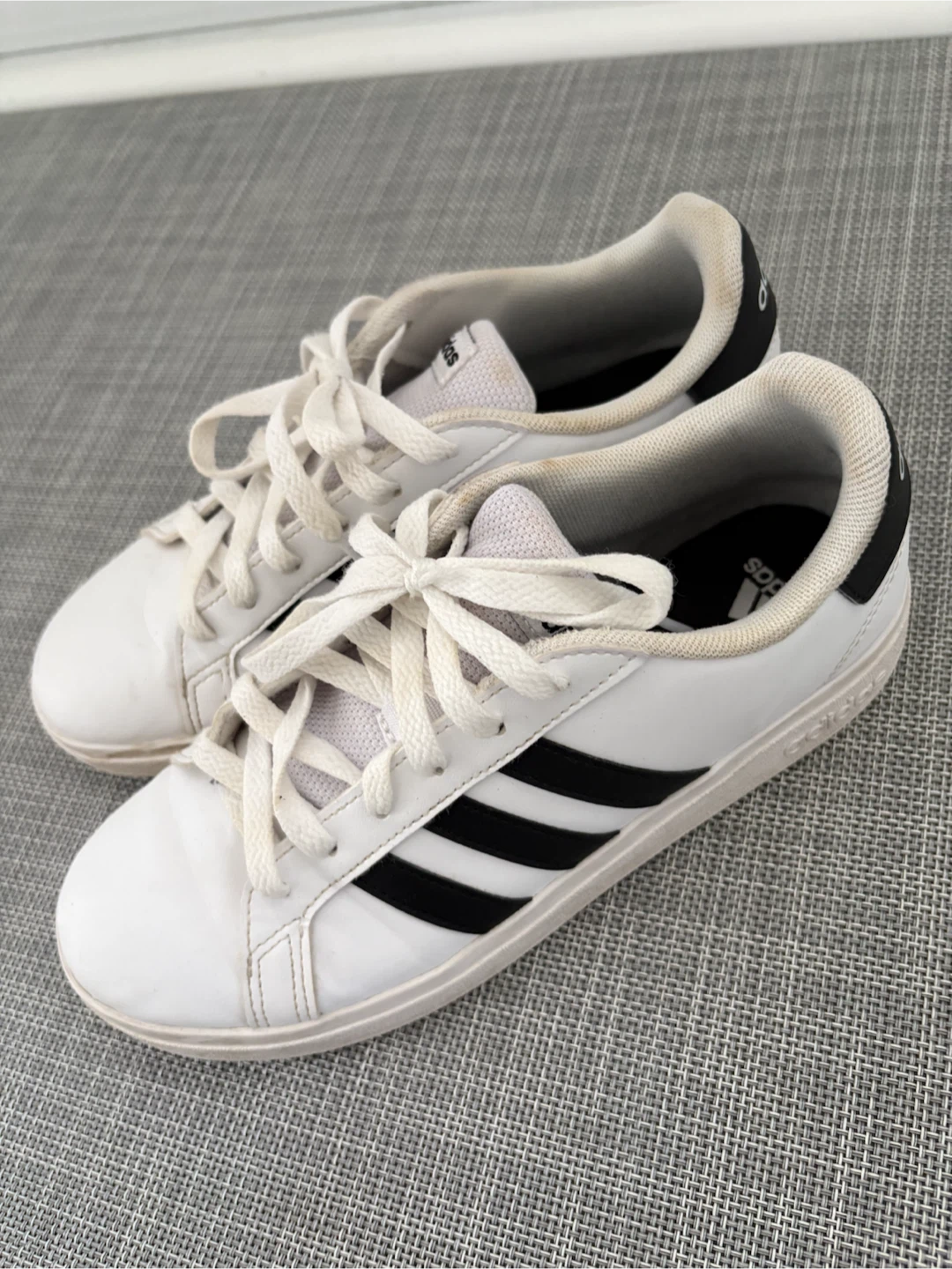 Adidas White & Black Sneakers - Size 5.5 Y/ Size 7 Women - photo 4
