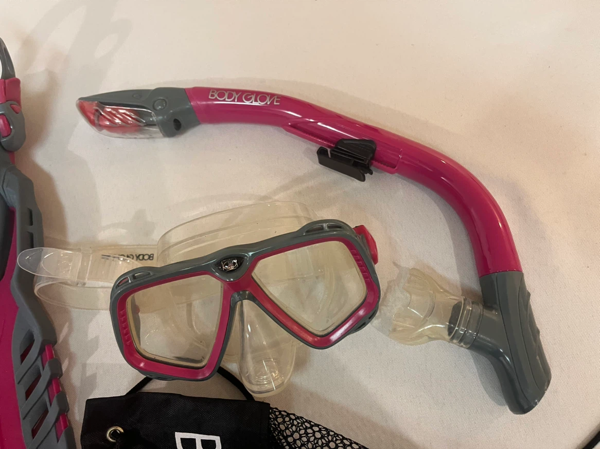 Girl’s Snorkeling Set - Fins, Mask, Snorkel and Carrying Bag - photo 2