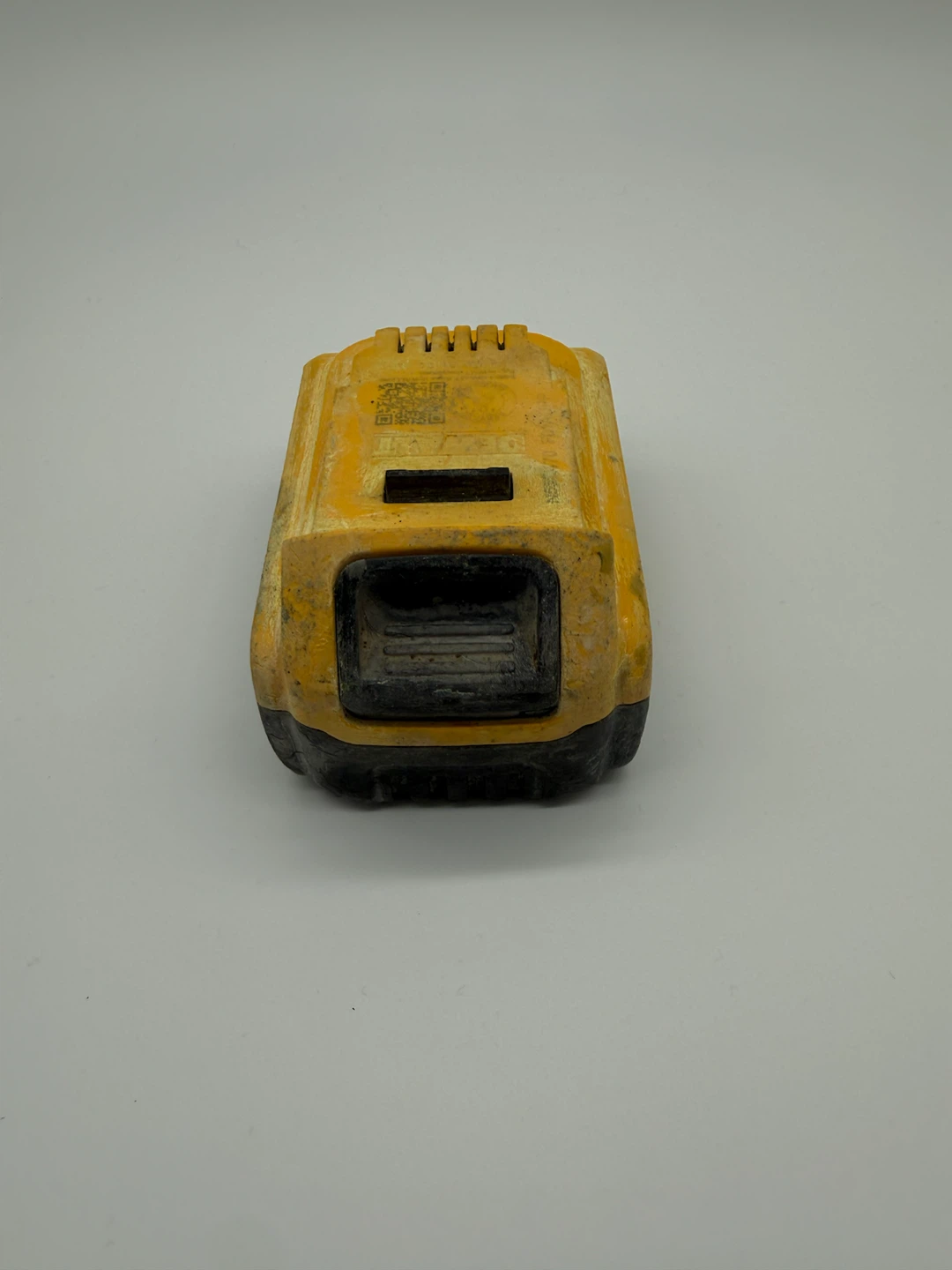 DEWALT (DCB205) 20V MAX XR 5.0Ah Lithium Ion Battery - photo 2